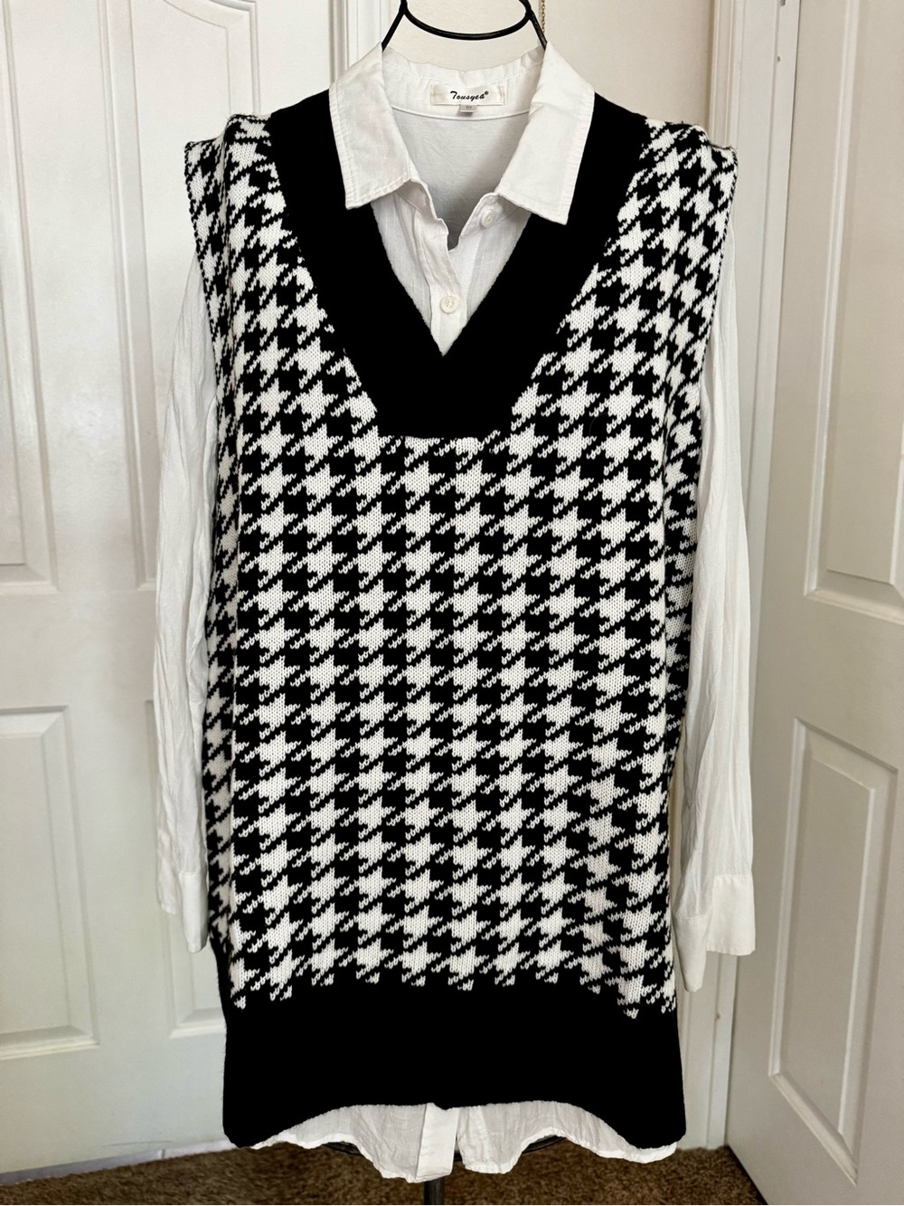 Houndstooth Knit V-Neck Sweater Vest - Black & White